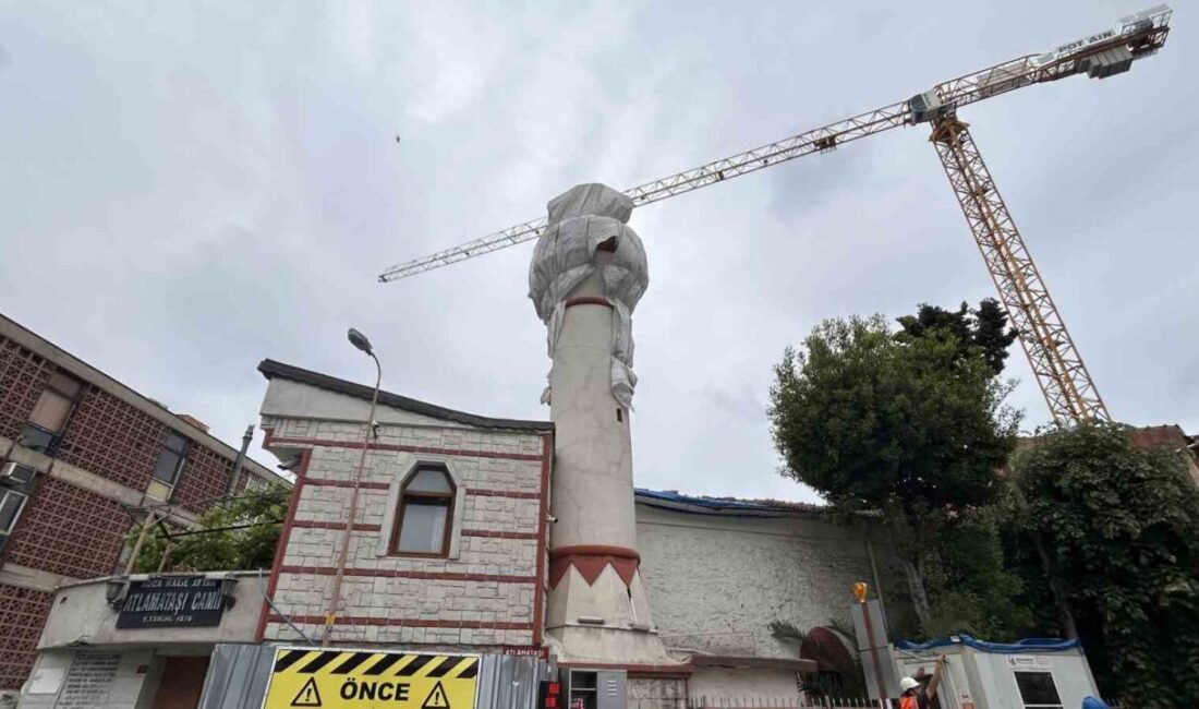 İstanbul Fatih’teki 400 yıllık cami minaresinin kubbesi inşaat çalışmaları esnasında