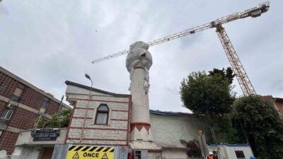 İstanbul Fatih’teki 400 yıllık cami minaresinin kubbesi inşaat çalışmaları esnasında