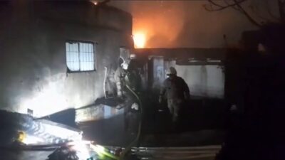 Fatih’te bir iş merkezinin çatısında çıkan yangın, itfaiye ekiplerinin hızlı