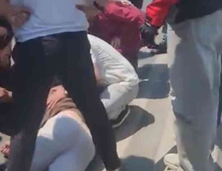 Fatih Eminönü’nde otobüs durağına seyir halinde olan İETT otobüsüne çarparak