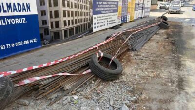 Fatih’te yol kenarında bulunan inşaat demirleri, İETT otobüsün altını delerek