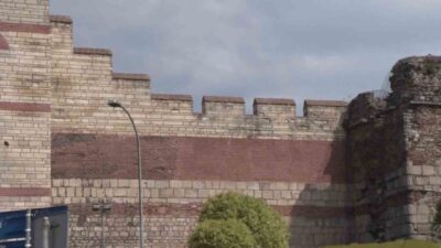 Fatih’teki Edirnekapı surları üzerinde bir kız ve bir erkeğin şüpheli