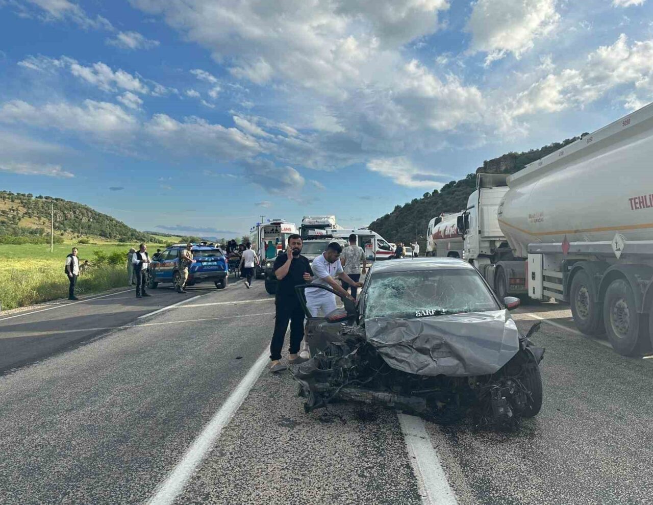 Adıyaman’ın Gölbaşı ilçesinde iki otomobilin kafa kafaya çarpıştığı trafik kazasında