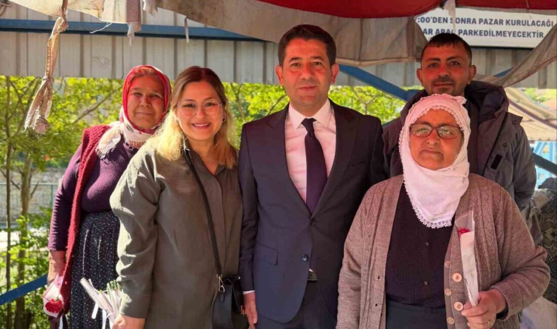 Adana’nın Feke ilçesinde pazarda ürünlerini satışa sunan kadın üreticilere, Belediye