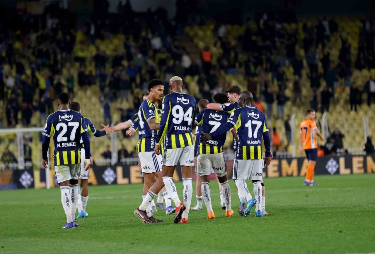 Trendyol Süper Lig’de Fenerbahçe, RAMS Başakşehir’i 3-1 yenerken, rakibine karşı