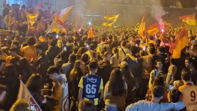 Karabük’ün Safranbolu ilçesinde, Galatasaray’ın şampiyonluğunu ilan etmesinin ardından sokaklara çıkan