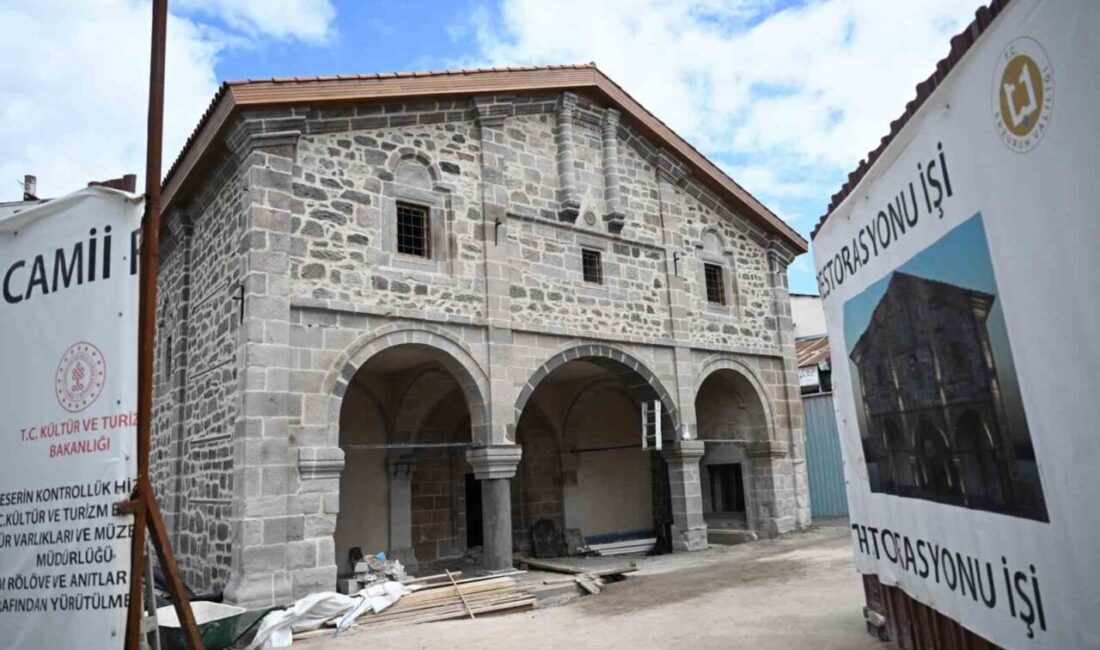 Erzurum’da yaklaşık iki yıldır restoresi devam eden Fetih Camii’nde çalışmalarda