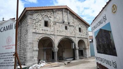 Erzurum’da yaklaşık iki yıldır restoresi devam eden Fetih Camii’nde çalışmalarda
