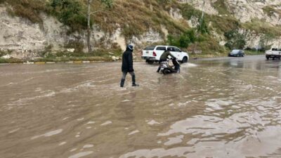 Debisi yükselen Fırat Nehri’nde baraj kapaklarının açılmasıyla yollar ve parkları