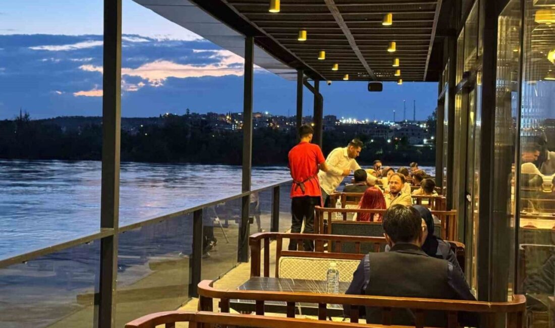 Kurban Bayramı tatilinde Şanlıurfa’ya gelen ziyaretçiler Fırat Nehri kenarına akın