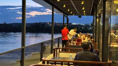 Kurban Bayramı tatilinde Şanlıurfa’ya gelen ziyaretçiler Fırat Nehri kenarına akın
