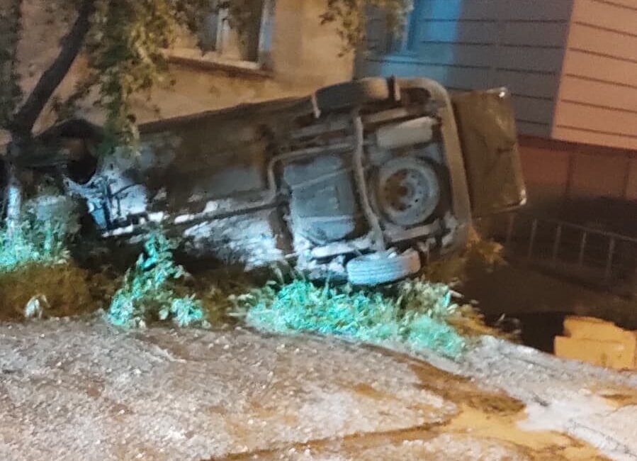 Giresun’da freni boşalan hafif ticari araç, takla atarak apartman boşluğuna