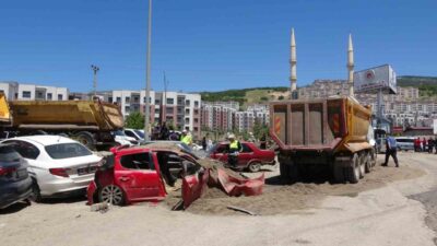 Kahramanmaraş’ta fren sistemi arızalanan kum yüklü kamyon, kontrolden çıkarak geri