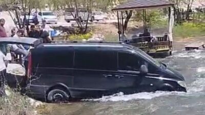 Konya’nın Bozkır ilçesinde freni boşalarak çaya giren minibüs, traktör yardımıyla