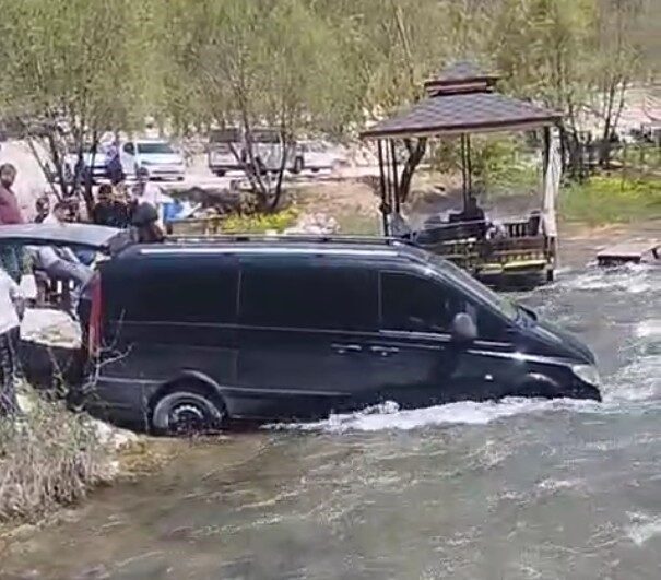 Konya’nın Bozkır ilçesinde freni boşalarak çaya giren minibüs, traktör yardımıyla