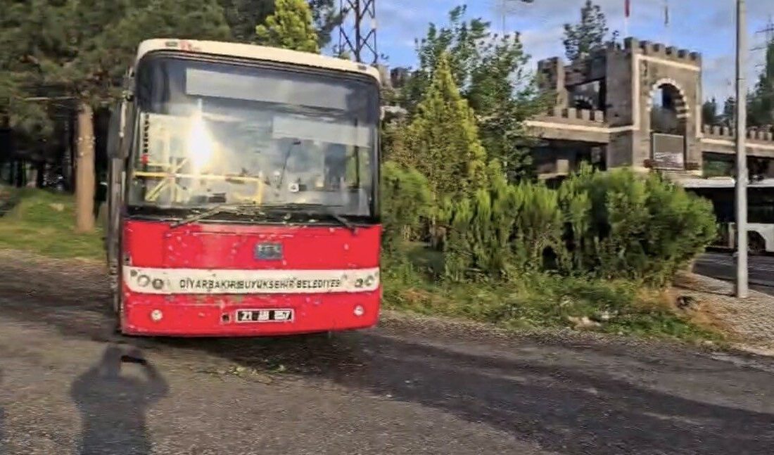 Diyarbakır’ın merkez Sur ilçesinde freni patlayan halk otobüsü refüjde durabildi.