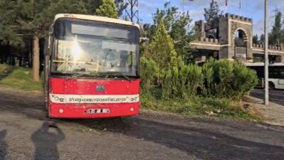 Diyarbakır’ın merkez Sur ilçesinde freni patlayan halk otobüsü refüjde durabildi.