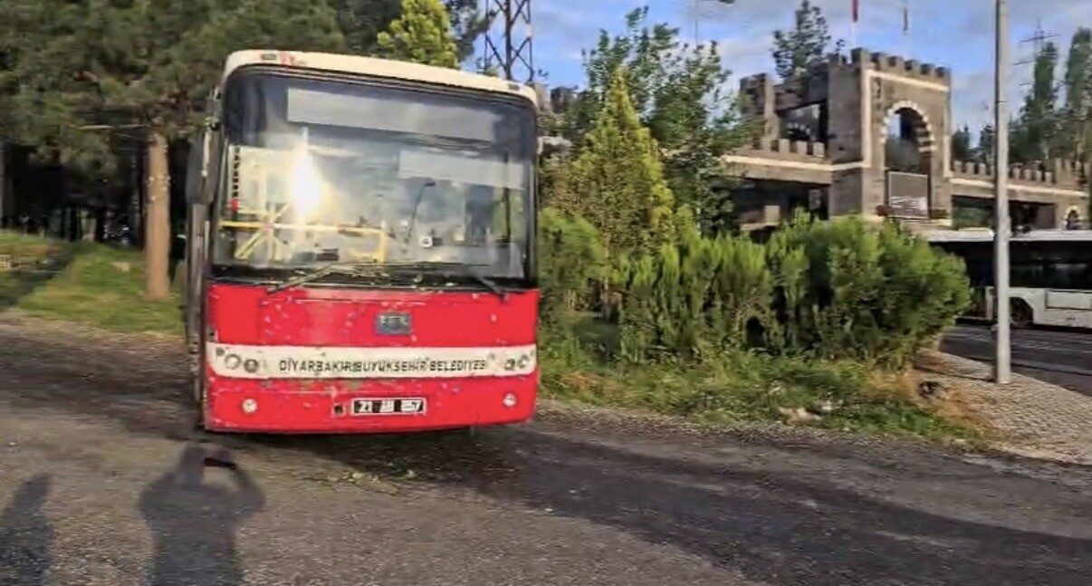 Diyarbakır’ın merkez Sur ilçesinde freni patlayan halk otobüsü refüjde durabildi.