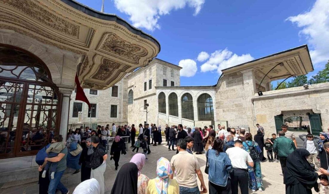 İstanbul’un Fethi’nin 573. yıl dönümünde Fâtih Sultan Mehmed Han Türbesi’nde