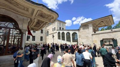 İstanbul’un Fethi’nin 573. yıl dönümünde Fâtih Sultan Mehmed Han Türbesi’nde