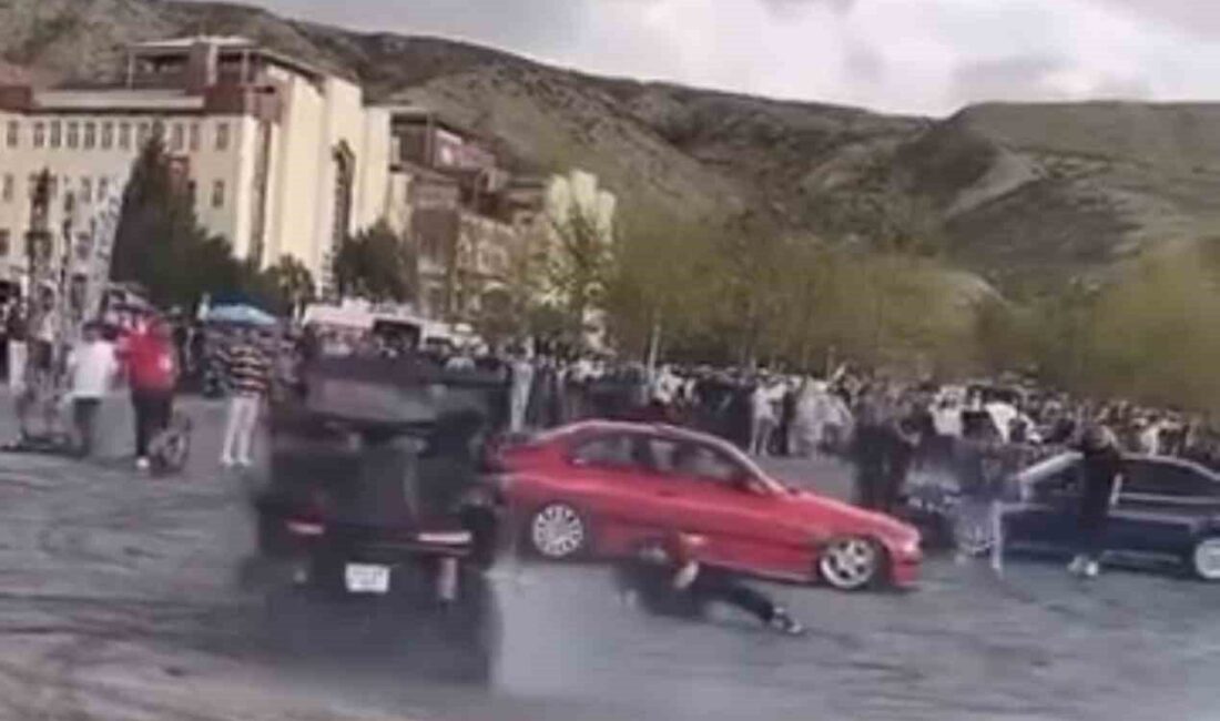 Çankırı’da düzenlenen modifiyeli araç fuarında otomobil ile drift atan otomobil