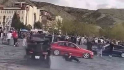 Çankırı’da düzenlenen modifiyeli araç fuarında otomobil ile drift atan otomobil