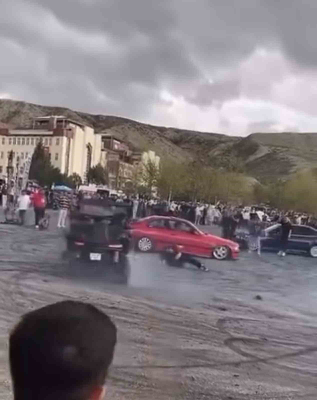 Çankırı’da düzenlenen modifiyeli araç fuarında otomobil ile drift atan otomobil