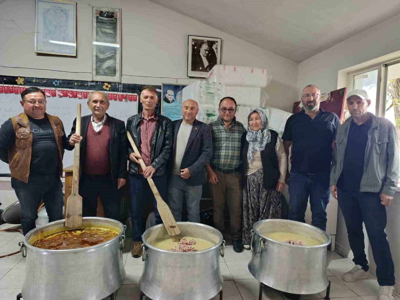 Manisa’nın Gördes ilçesine bağlı Fundacık Mahallesi’nde düzenlenen Geleneksel Köy Hayrı,