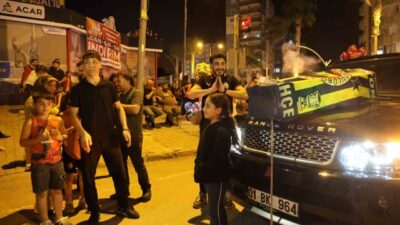 Adana’nın Kozan ilçesinde Galatasaray’ın şampiyonluk kutlamaları sırasında bir taraftar, Fenerbahçe