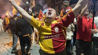 Süper Lig’de Galatasaray’ın şampiyonluğunu ilan etmesiyle birlikte İzmir’de binlerce sarı-kırmızılı