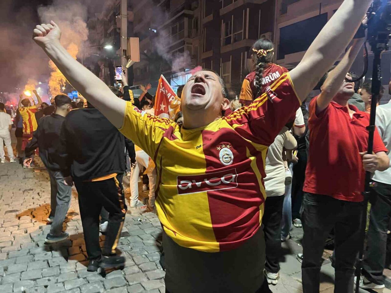 Süper Lig’de Galatasaray’ın şampiyonluğunu ilan etmesiyle birlikte İzmir’de binlerce sarı-kırmızılı