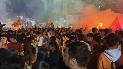 Galatasaray’ın şampiyonluğunu ilan etmesiyle sarı-kırmızılı taraftarlar Kastamonu’da sokaklara dökülerek kutlama