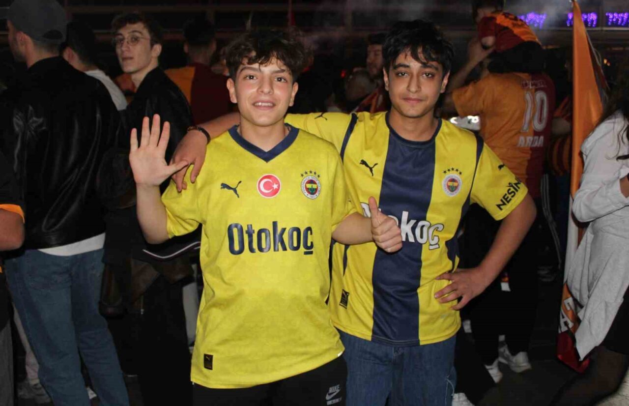 Galatasaray’ın şampiyonluğunu ilan etmesinin ardından Aydın’da sokaklar sarı-kırmızıya bürünürken, kutlamalara