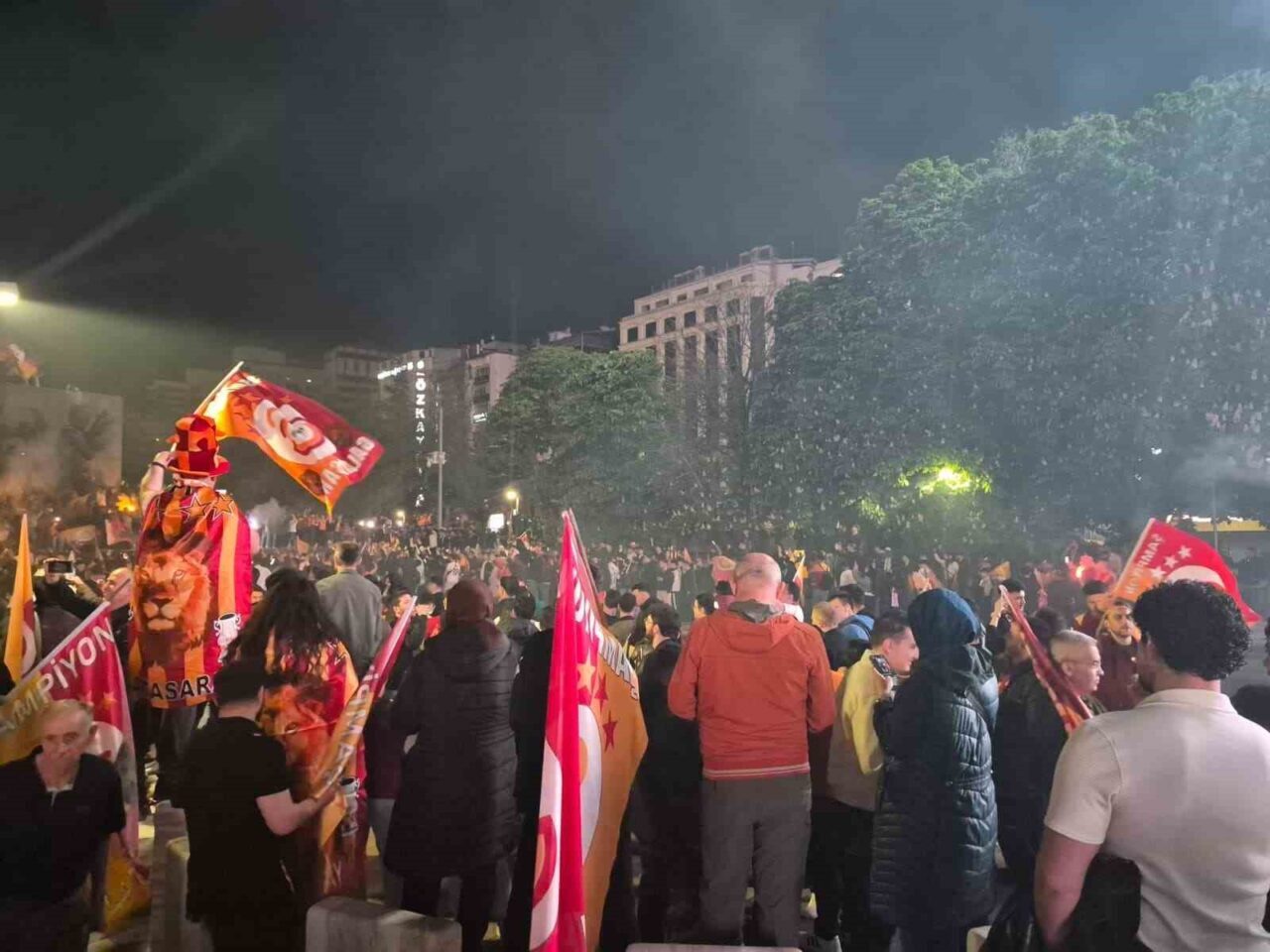Ankara’da Galatasaraylı taraftarlar, takımlarının 26. şampiyonluğunun mutluluğunu paylaştı. Galatasaray’ın Trendyol