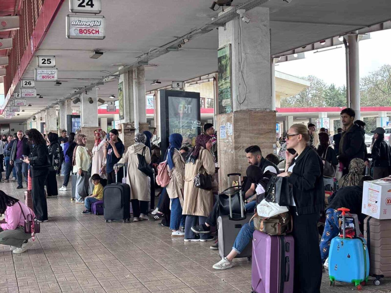 Gaziantep Şehirlerarası Otobüs Terminali’nde Kurban Bayramı tatili dolayısıyla yoğunluk başladı.