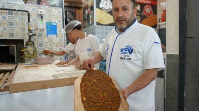 Gaziantep’in tescilli lezzetlerinden lahmacun, 180 TL’den satışa sunuluyor. Gaziantep’in tescilli