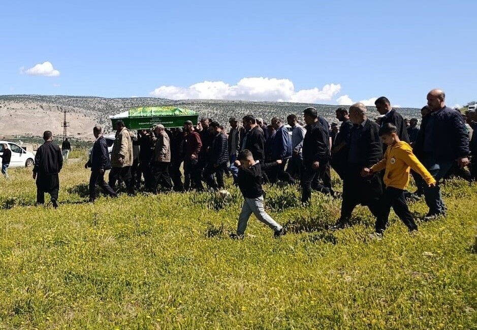 Gaziantep’in Yavuzeli ilçesinde dedesinin geri manevra yaptığı aracın altında kalan