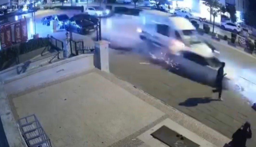 Gaziantep’te vakaya giden ambulansın da karıştığı zincirleme trafik kazasında 3