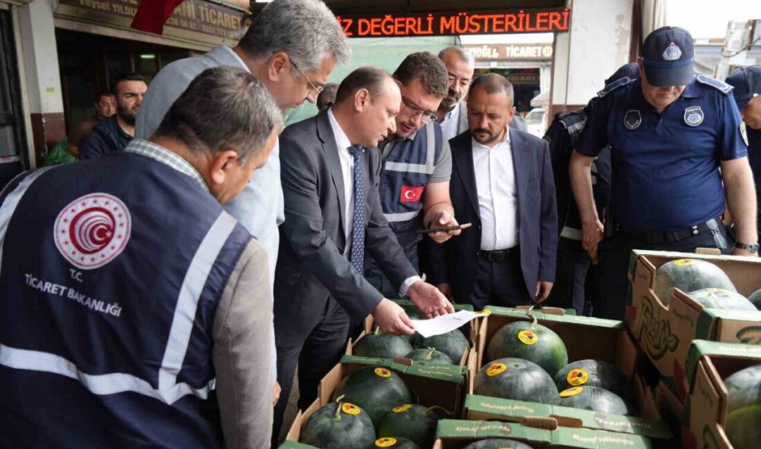 Gaziantep’te Kurban Bayramı öncesi sebze ve meyve halinde denetimler sıklaştırıldı.