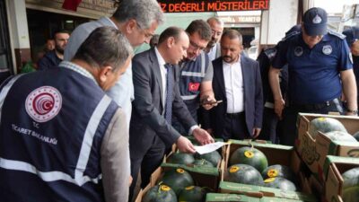 Gaziantep’te Kurban Bayramı öncesi sebze ve meyve halinde denetimler sıklaştırıldı.