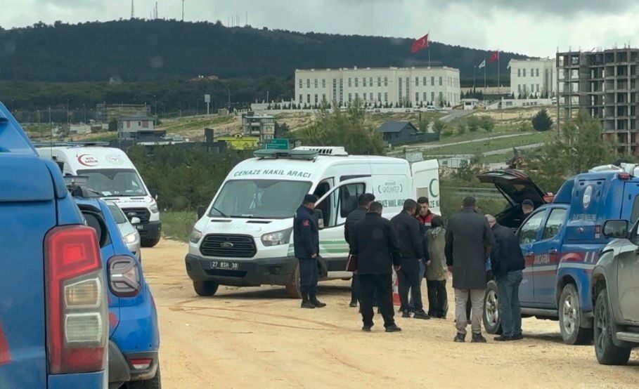 Gaziantep’te bir şahıs, ormanlık alanda park halinde duran araçta başından