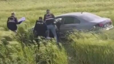 Gaziantep’in İslahiye çarpışan iki otomobil savrularak yol kenarındaki tarlaya devrildi.
