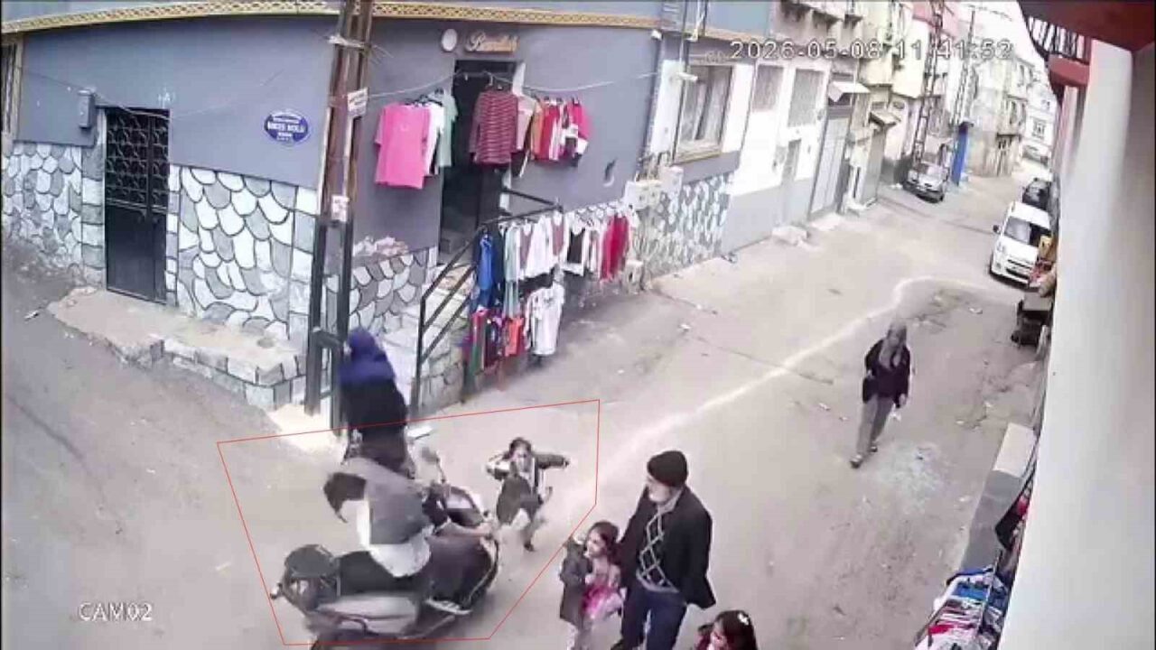 Gaziantep’te sokaktan hızla geçen bir motosiklet, ailesiyle yolda yürüyen küçük