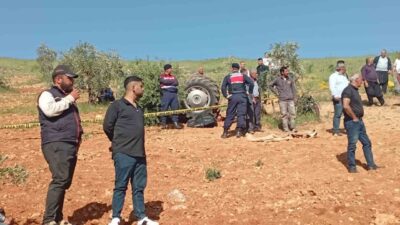 Gaziantep’in Nizip ilçesinde fıstık tarlasını sürmek isteyen çiftçi, traktörün devrilmesi