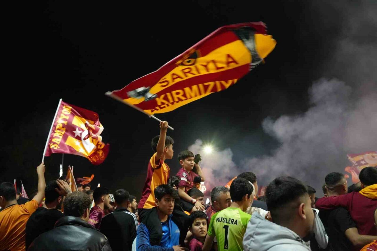 Galatasaray’ın 26. şampiyonluğu Gaziantep’te binlerce taraftar tarafından coşkuyla kutlandı. Galatasaray,