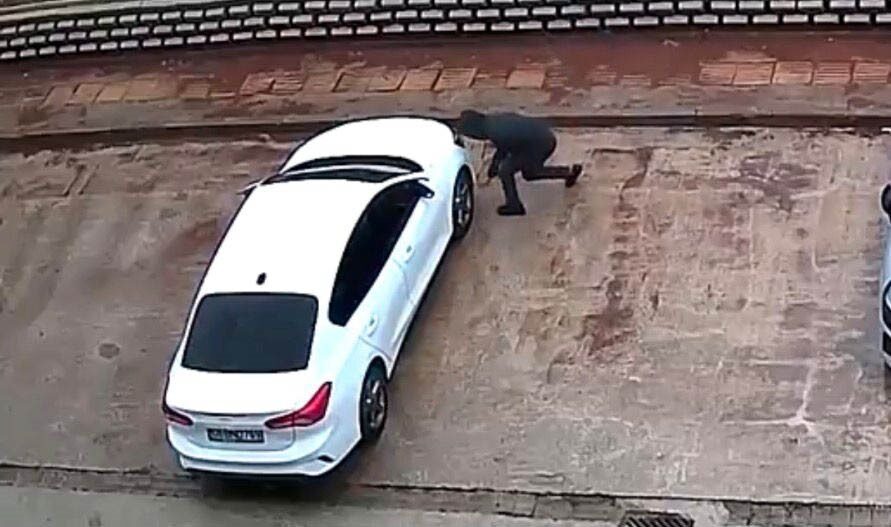 Gaziantep’te park halindeki 2 aracın lastiklerinin kimliği belirsiz bir şahıs