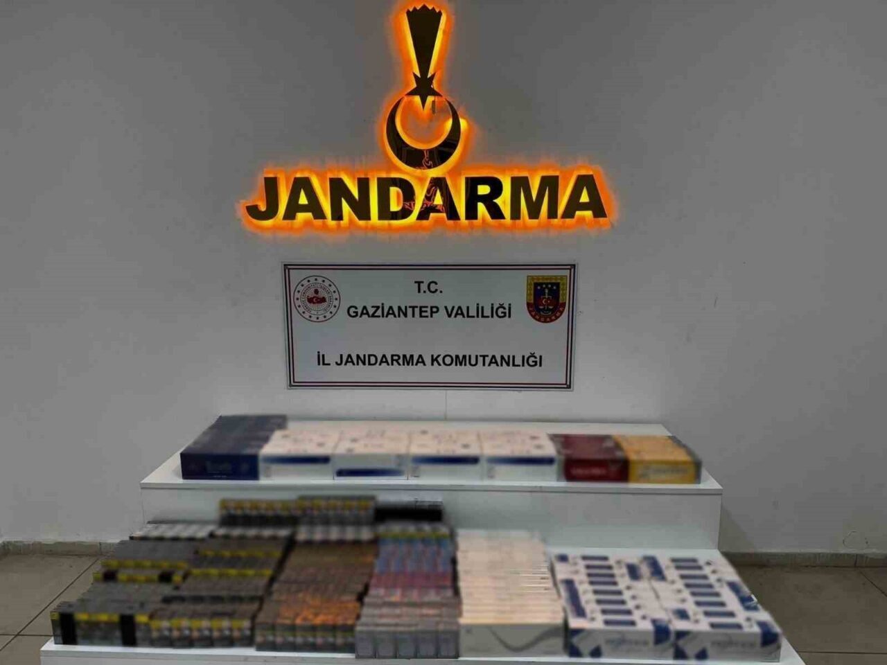Gaziantep’te jandarma ekiplerince yapılan operasyonda çok miktarda kaçak malzeme ele