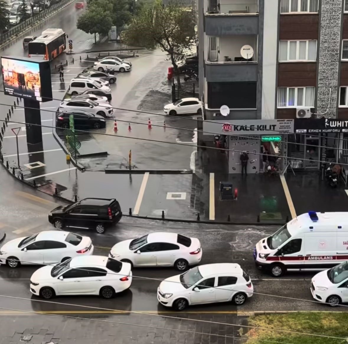 Gaziantep’te dün akşam saatlerinde etkili olan yoğun yağıştan dolayı kitlenen