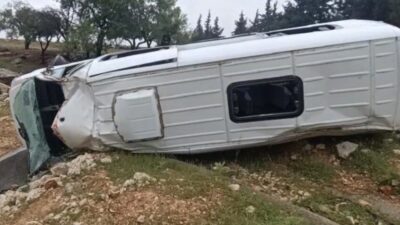 Gaziantep’te kontrolden çıkarak savrulan işçi servisi, yol kenarındaki bariyerleri aşarak