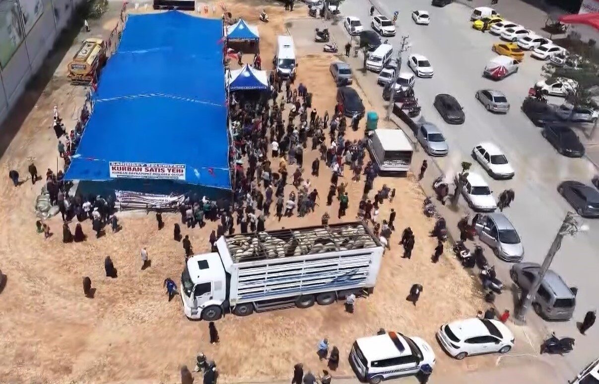Gaziantep’te polis ekiplerince kurban pazarlarında dron destekli denetimler yapıldı. Denetimler